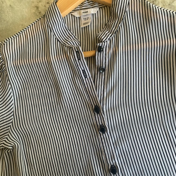 🦋H&M sheer puffed sleeve blouse - Picture 2 of 4